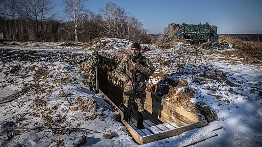 Dimitri, comandante militar, saliendo de una trinchera en la frontera con Biolorrusia
