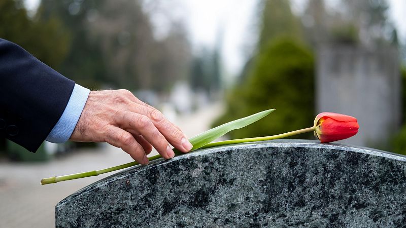 De las urnas ecológicas a la huella digital: nuevas formas para despedir a nuestros seres queridos