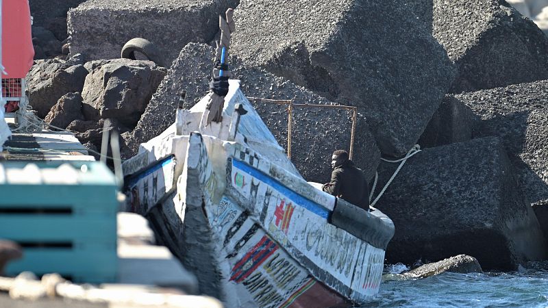 Rescatan a 160 personas en dos cayucos en aguas de las Islas Canarias, entre ellas un beb