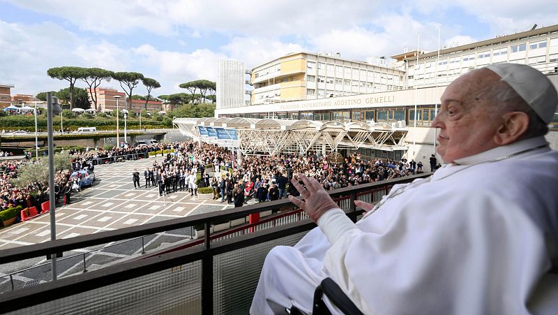 El médico que trató al papa Francisco: "Tuvimos que elegir entre dejarlo ir o probar con todo"