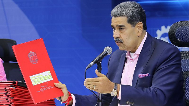 Maduro firma un decreto de emergencia económica en respuesta a la "guerra comercial inédita" de Trump