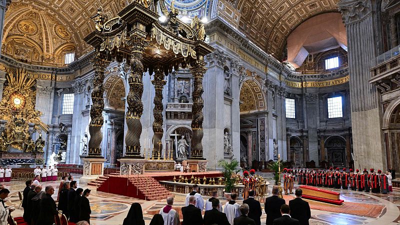 La capilla ardiente del papa en la basílica de San Pedro del Vaticano, en imágenes