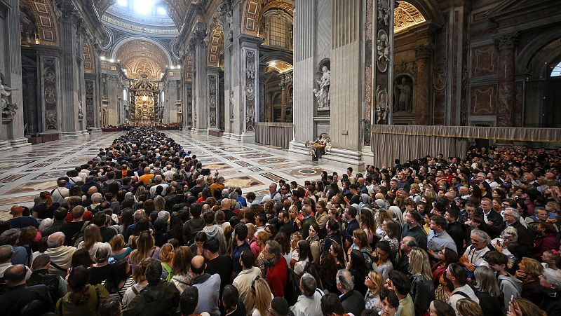 Las periferias del mundo convergen en San Pedro para despedir a Francisco: "Creó una Iglesia para todos"