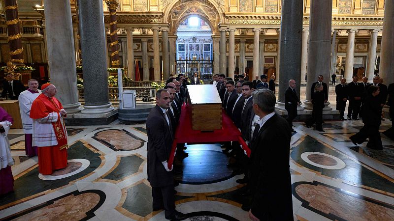 Funeral y entierro del papa Francisco, en directo hoy: el cortejo fúnebre llega a la Basílica de Santa María la Mayor
