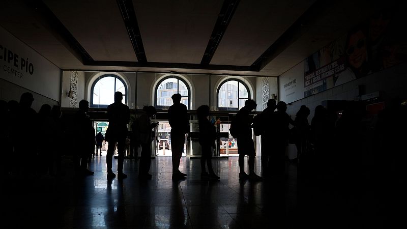 Sánchez achaca el apagón a una pérdida súbita del 60% de la energía eléctrica de la que aún no se conoce la causa