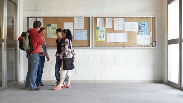 Estudiantes universitarios hablan a las puertas de la facultad