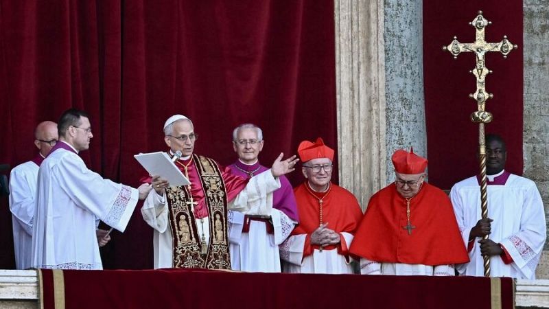 El papa León XIV, en su primer mensaje al mundo, ofrece y pide "construir puentes para el diálogo"