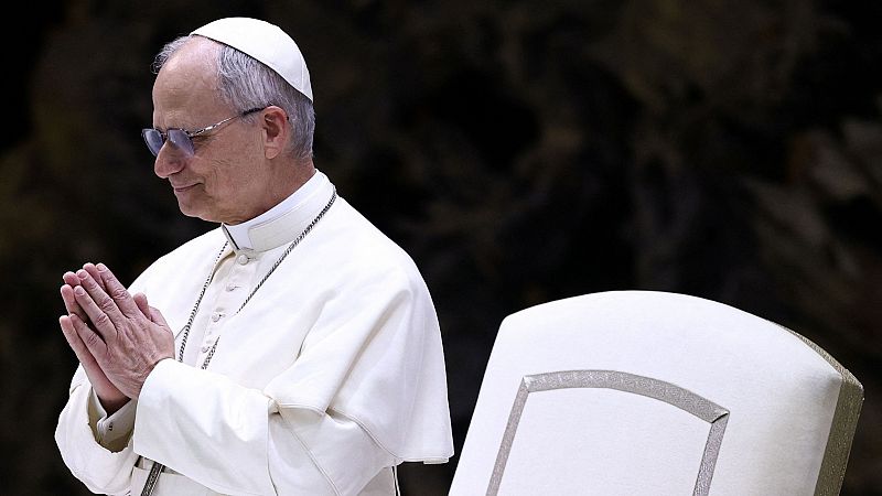 El papa pide una "comunicación de la paz" en su primer encuentro con los medios: "No a la guerra de las palabras"