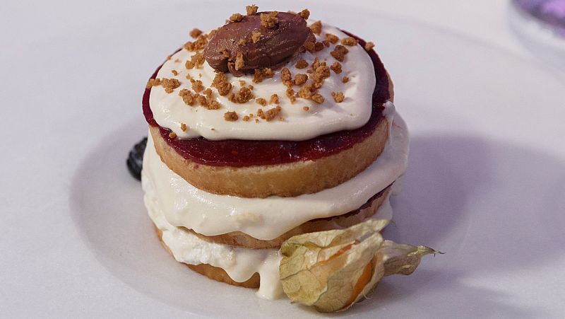 Receta de bizcocho genovs con gelatina de frutos rojos de Ismael en MasterChef 13