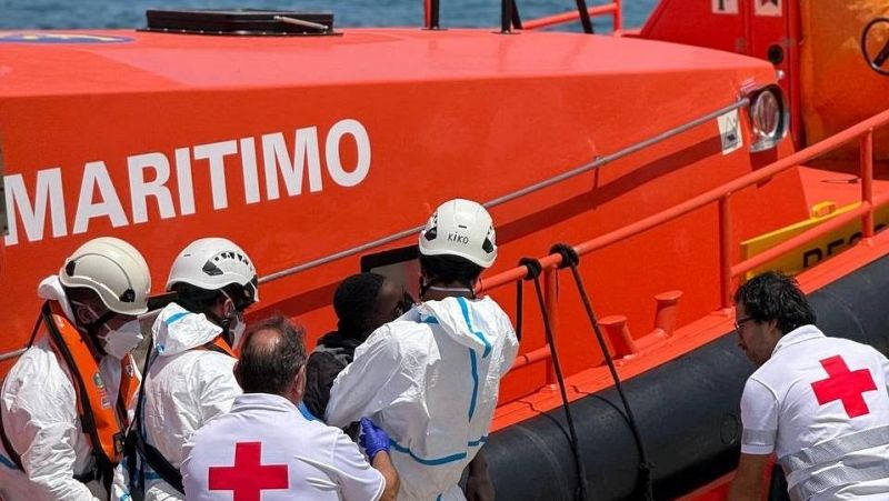 Rescatados en Alicante 20 subsaharianos, con 4 menores, muy dbiles y que llevaban 14 das a la deriva