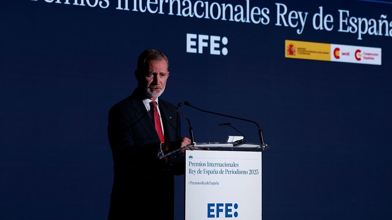 Felipe VI reivindica el periodismo "responsable y de calidad" frente a la "erosión de la credibilidad"