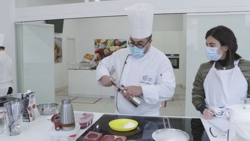 Los aspirantes reciben una masterclass de iniciacin a la repostera