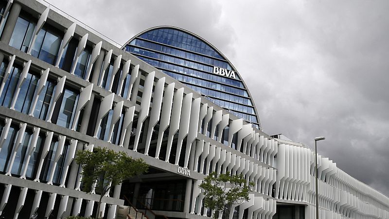 El BBVA se compromete a recolocar fuera de la entidad al 100% de los afectados por el ERE