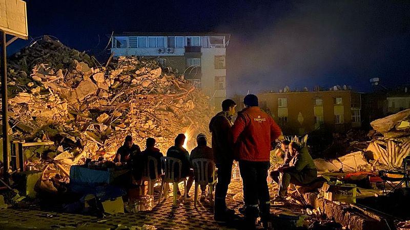 Desesperación por no encontrar a los suyos bajo los escombros: "Quieren asegurarse una tumba que llenar"