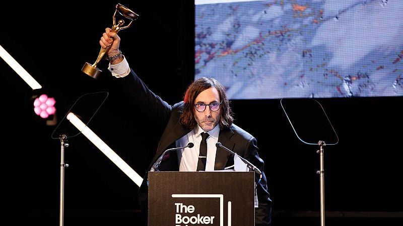 El escritor Paul Lynch gana el premio Booker con 'Prophet song', un retrato de una Irlanda distópica bajo el totalitarismo
