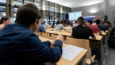 Las becas para el próximo curso llegarán hasta los 2.700 euros y beneficiarán a cerca de un millón de estudiantes