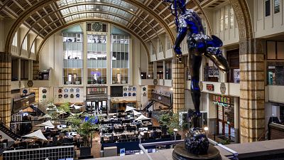 Wall Street resiste tras una jornada volátil en un lunes negro para las bolsas europeas y asiáticas por los aranceles
