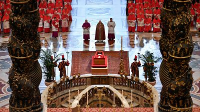 Casi 20.000 fieles acuden a despedir el féretro del papa en su primer día en la basílica