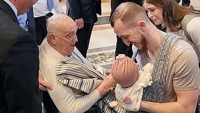 El papa Francisco aparece por sorpresa en la basílica de San Pedro para observar las obras de restauración