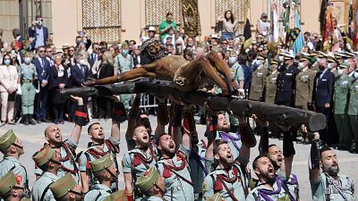 Los legionarios se preparan para portar al Cristo de Mena este Jueves Santo