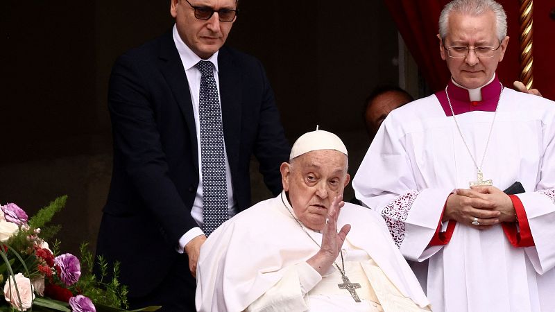 El papa Francisco aparece en San Pedro para la bendicin 'Urbi et Orbi': "Buena Pascua, hermanos y hermanas"